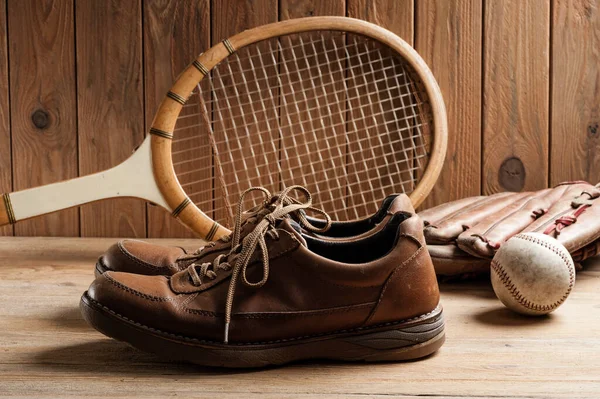 Zapatos Cuero Marrón Viejo Para Los Hombres Sobre Fondo Madera —  Fotos de Stock