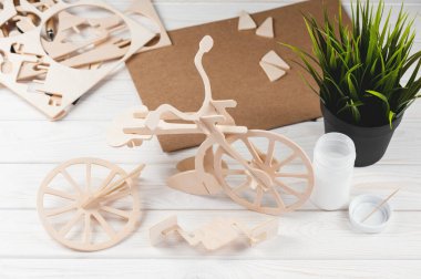 Balsa tahtası bisiklet seti, hobi ve eğlence konsepti.