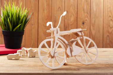 Balsa tahtası bisiklet seti, hobi ve eğlence konsepti.