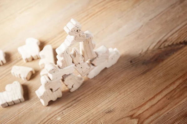 Słodkie Drewniane Zwierzę Zabawki Desce Drewnianej Małe Zabawki Płytkiej Głębokości — Zdjęcie stockowe