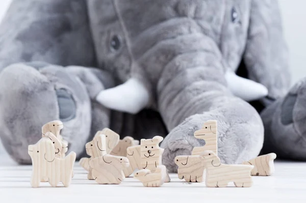Niedliche Holzspielzeugtiere Auf Weißem Holzbrett Mit Riesiger Elefantenpuppe Hintergrund — Stockfoto