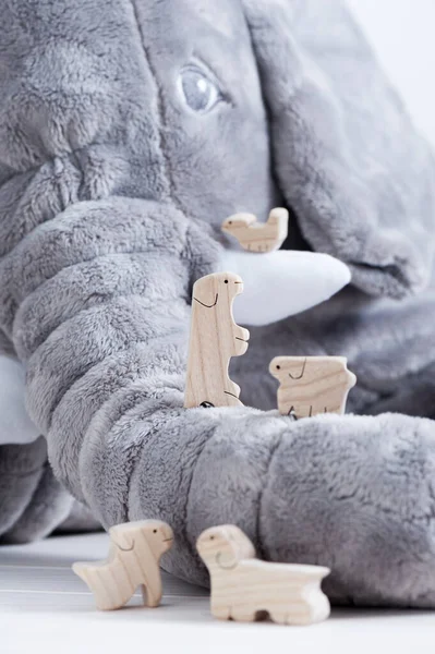 Niedliche Holzspielzeugtiere Auf Weißem Holzbrett Mit Riesiger Elefantenpuppe Hintergrund Winzigen — Stockfoto