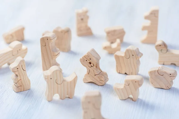 Niedliches Holzspielzeug Auf Holzbrett Winzige Spielzeuge Und Geringe Schärfentiefe — Stockfoto