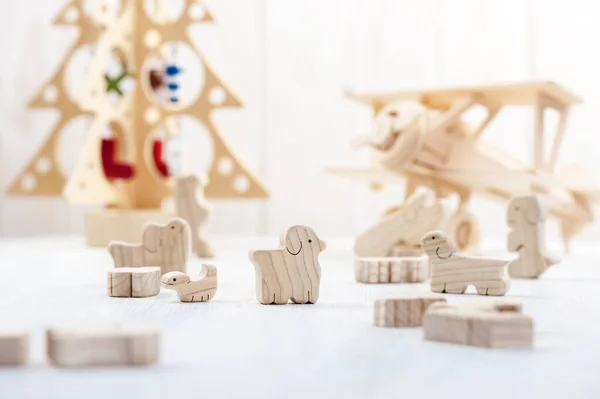 Roztomilé Dřevěné Zvířátko Dřevěné Desce Drobné Hračky Mělká Hloubka Pole — Stock fotografie