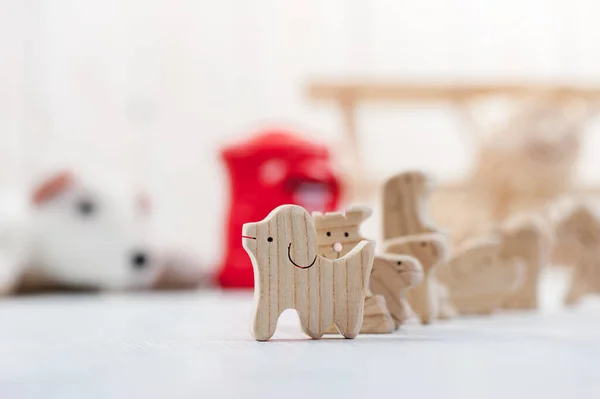 木板上可爱的木制玩具动物 微小的玩具和浅浅的田野 — 图库照片