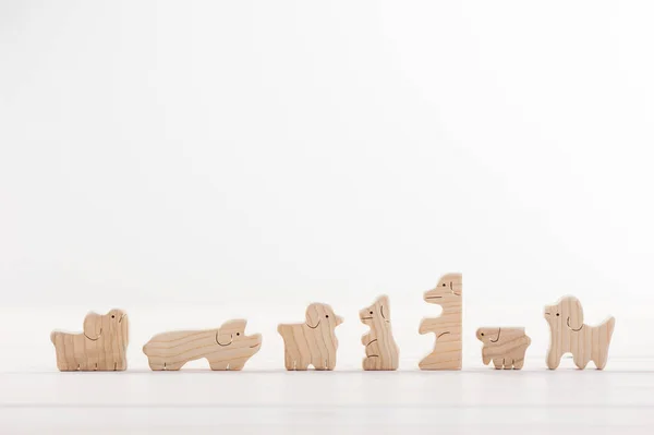 Słodkie Drewniane Zwierzę Zabawki Białym Tle Małe Zabawki Płytkiej Głębokości — Zdjęcie stockowe