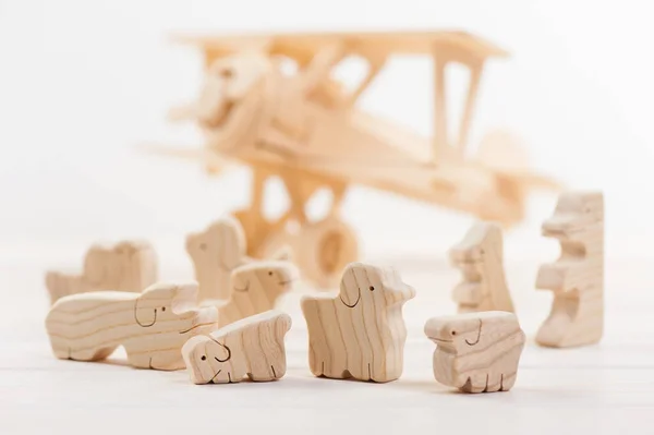 Niedliches Holzspielzeug Auf Weißem Hintergrund Winzige Spielzeuge Und Geringe Schärfentiefe — Stockfoto