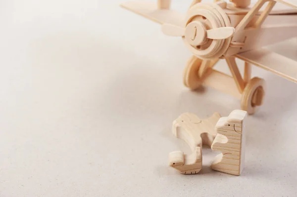 可爱的木制玩具动物 微小的玩具和浅浅的田野 — 图库照片