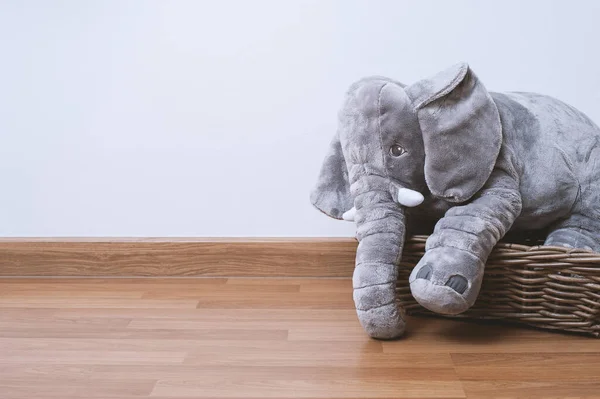 可爱的蓬松的大象娃娃被隔离在地板上 — 图库照片