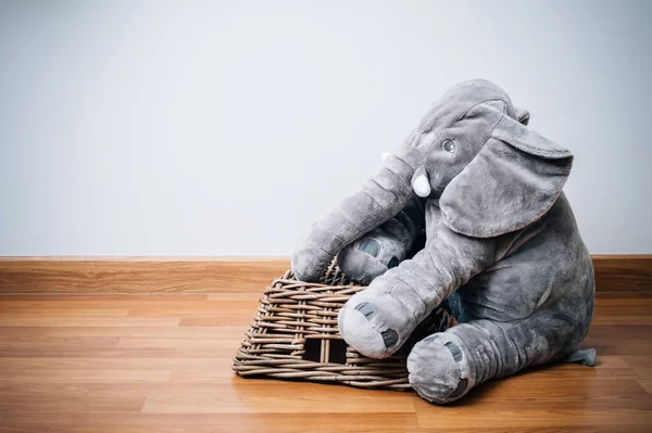 Niedliche Flauschige Elefantenpuppe Isoliert Auf Dem Boden — Stockfoto