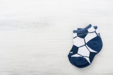 Beyaz tahta üzerinde yeni bebek çorapları, yeni doğan ve bebek konsepti
