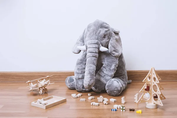 Niedliche Flauschige Elefantenpuppe Und Holzspielzeug Auf Dem Boden — Stockfoto