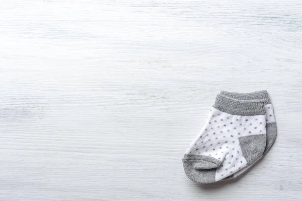 Nuevos Calcetines Bebé Tablero Madera Blanco Concepto Recién Nacido Bebé — Foto de Stock