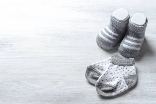 Νέες Παιδικές Κάλτσες Λευκή Ξύλινη Σανίδα Νεογέννητο Και Baby Concept — Φωτογραφία Αρχείου