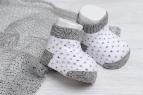 Neue Babysocken Auf Weißem Holzbrett Neugeborenen Und Babykonzept — Stockfoto