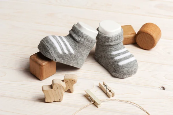 Neue Babysocken Auf Weißem Holzbrett Neugeborenen Und Babykonzept — Stockfoto