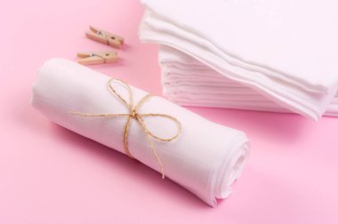 Pembe arka planda beyaz ve yumuşak bebek bezleri