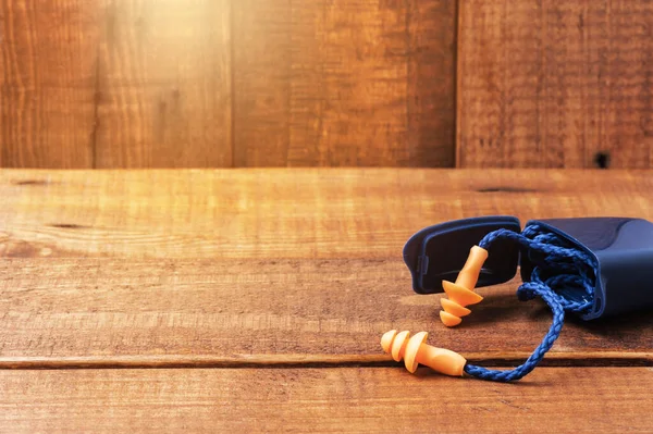 Tappi Auricolari Riutilizzabili Arancioni Fondo Legno Attrezzatura Sicurezza Personale — Foto Stock