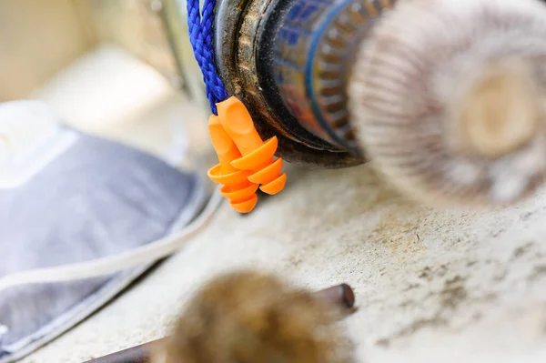 Nşaat Alanında Turuncu Yeniden Kullanılabilir Kulak Tıkaçları Kişisel Güvenlik Ekipmanları — Stok fotoğraf