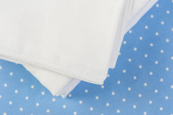青い背景に白い柔らかい赤ちゃんの布のオムツを閉じ — ストック写真
