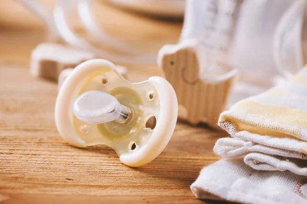 Närbild Gul Baby Napphållare Silikon Bröstvårta Pacifier Kallar Också Docka — Stockfoto