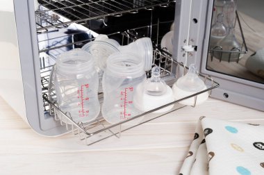 Bebek eşyalarını ultraviyole ışınlı sterilizatör ve kurutma makinesiyle sterilize etmek, bebek eşyalarını ultraviyole ışıkla sterilize etmek için yeni bir teknoloji..