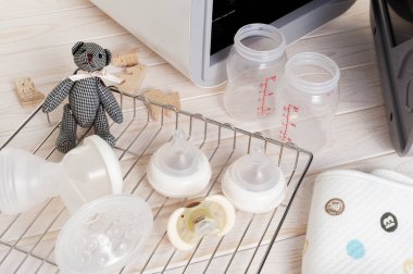 Bebek eşyalarını ultraviyole ışınlı sterilizatör ve kurutma makinesiyle sterilize etmek, bebek eşyalarını ultraviyole ışıkla sterilize etmek için yeni bir teknoloji..