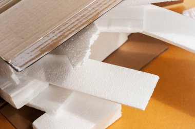 Paket kutusunda beyaz polistiren köpük. Polistiren köpük ambalaj malzemesi, el işi uygulamaları ve diğer malzemeler için yastık malzemesidir.