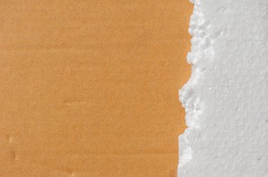 Kartondaki beyaz polistiren köpüğü kapat. Polistiren köpük ambalaj malzemesi, el işi uygulamaları ve diğer malzemeler için yastık malzemesidir.