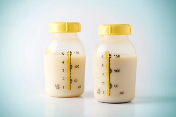 Бутылка Материнского Грудного Молока Хранение Грудного Молока Концепция Обращения Ним — стоковое фото