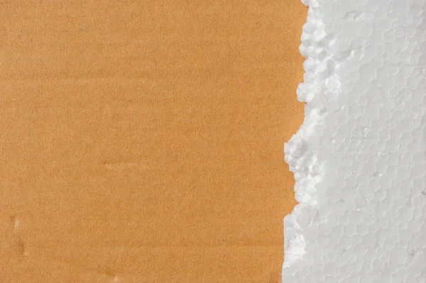 在纸板上贴上白色聚苯乙烯泡沫 聚苯乙烯泡沫是在包装材料 工艺应用材料等方面进行缓冲的材料 — 图库照片