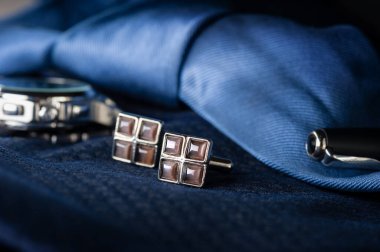 Yakın plan parlak kol düğmeleri ve değerli taşlar. Erkekler için aksesuar.