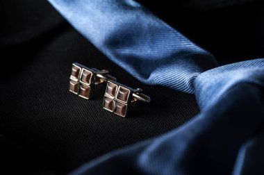 Yakın plan parlak kol düğmeleri ve değerli taşlar. Erkekler için aksesuar.