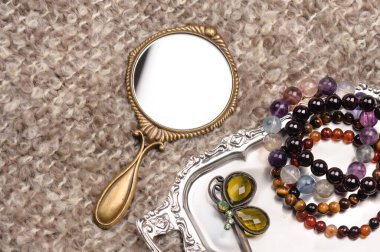 Eski tarz kadınlar el aynası örgü örer.