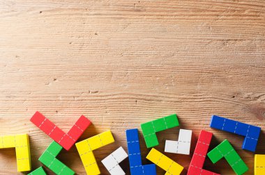 renkli ahşap yapboz blokları oyuncak, ahşap yapı blokları geometrik şekilli.