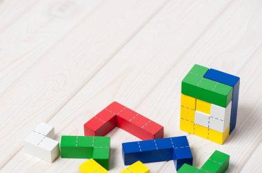renkli ahşap yapboz blokları oyuncak, ahşap yapı blokları geometrik şekilli.