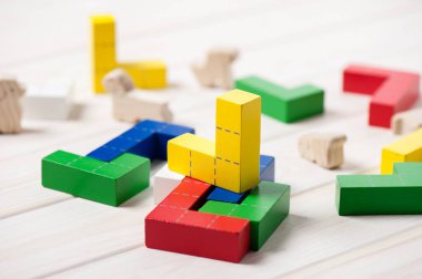 renkli ahşap yapboz blokları oyuncakları ve tahta hayvanları, tahtadan yapıtaşları geometrik şekilli.