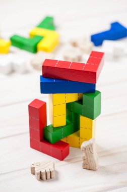 renkli ahşap yapboz blokları oyuncakları ve tahta hayvanları, tahtadan yapıtaşları geometrik şekilli.