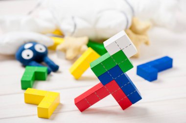 renkli ahşap yapboz blokları oyuncak, ahşap yapı blokları geometrik şekilli.