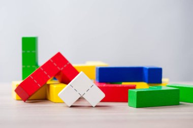 renkli ahşap yapboz blokları oyuncak, ahşap yapı blokları geometrik şekilli.