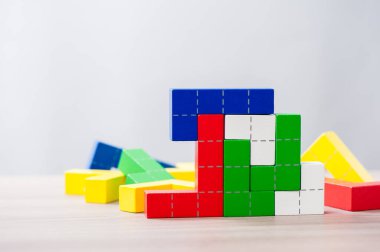 renkli ahşap yapboz blokları oyuncak, ahşap yapı blokları geometrik şekilli.