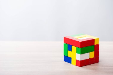 renkli ahşap yapboz blokları oyuncak, ahşap yapı blokları geometrik şekilli.