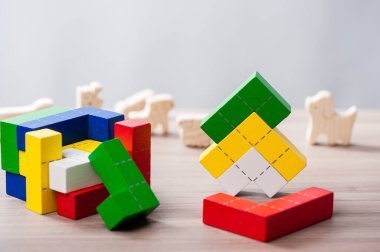 renkli ahşap yapboz blokları oyuncakları ve tahta hayvanları, tahtadan yapıtaşları geometrik şekilli.