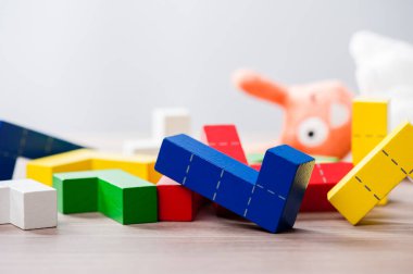 renkli ahşap yapboz blokları oyuncak, ahşap yapı blokları geometrik şekilli.