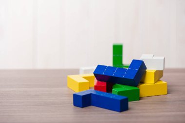 renkli ahşap yapboz blokları oyuncak, ahşap yapı blokları geometrik şekilli.