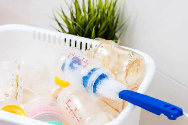 Bebek Şişelerini Meme Uçlarını Yumuşak Şişe Fırçası Bulaşık Deterjanıyla Yıkamak — Stok fotoğraf