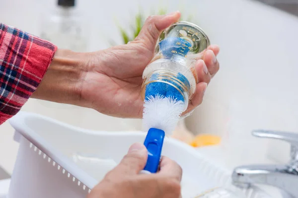 Babyflesjes Tepels Wassen Met Zachte Flessenborstel Afwasmiddel — Stockfoto