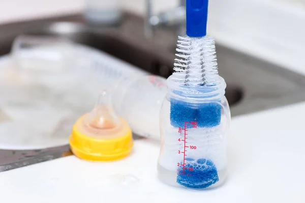 Babyflesjes Tepels Wassen Met Zachte Flessenborstel Afwasmiddel — Stockfoto