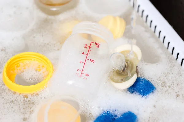 Babyflaschen Und Brustwarzen Mit Weicher Flaschenbürste Und Spülmittel Waschen — Stockfoto