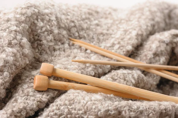 Gros Plan Aiguilles Tricoter Bambou Sur Mohair Tricoté Concept Tricot — Photo
